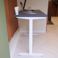 Стол с регулируемой высотой StolStoya МОТОР UP подстолье белое и столешница МДФ эмаль Сланцево-серая SE211I140WSS