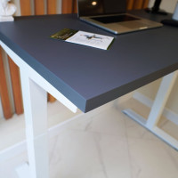 Стол с регулируемой высотой StolStoya МОТОР UP подстолье белое и столешница МДФ эмаль Сланцево-серая SE211I140WSS