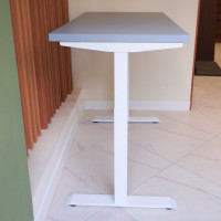 Стол с регулируемой высотой StolStoya МОТОР UP подстолье белое и столешница МДФ эмаль Серая 120x65 SE211/120WS