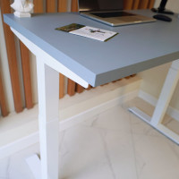 Стол с регулируемой высотой StolStoya МОТОР UP подстолье белое и столешница МДФ эмаль Серая 140x70 SE211/140WS