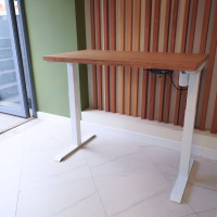 Стол с регулируемой высотой StolStoya МОТОР UP подстолье белое и столешница МДФ шпон Дуб европейский SE211I140WDE