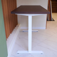 Стол с регулируемой высотой StolStoya МОТОР UP подстолье белое и столешница МДФ шпон Венге 140x70 SE211/140WV