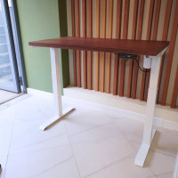 Стол с регулируемой высотой StolStoya МОТОР UP подстолье белое и столешница МДФ шпон Американский орех SE211/140WAO