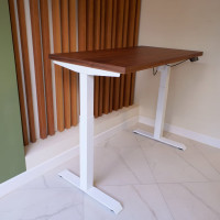 Стол с регулируемой высотой StolStoya МОТОР UP подстолье белое и столешница МДФ шпон Американский орех SE211/140WAO