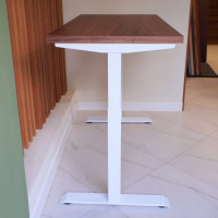 Стол с регулируемой высотой StolStoya МОТОР UP подстолье белое и столешница МДФ шпон Американский орех SE211/140WAO