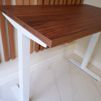 Стол с регулируемой высотой StolStoya МОТОР UP подстолье белое и столешница МДФ шпон Американский орех SE211/140WAO