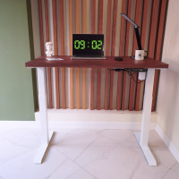 Стол с регулируемой высотой StolStoya МОТОР UP подстолье белое и столешница МДФ шпон Американский орех SE211/140WAO