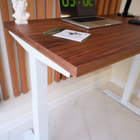 Стол с регулируемой высотой StolStoya МОТОР UP подстолье белое и столешница МДФ шпон Американский орех SE211/140WAO