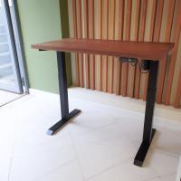 Стол StolStoya МОТОР с регулируемой высотой подстолье черное и столешница МДФ шпон американский орех SE211IBAO14070