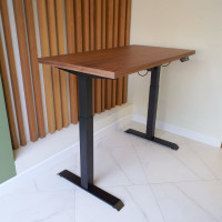 Стол StolStoya МОТОР с регулируемой высотой подстолье черное и столешница МДФ шпон американский орех SE211IBAO14070