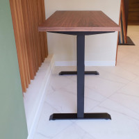 Стол StolStoya МОТОР с регулируемой высотой подстолье черное и столешница МДФ шпон американский орех SE211IBAO14070