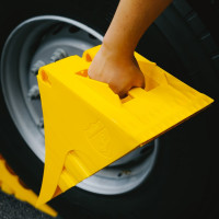 Противооткатный упор для грузового транспорта Autofamily TRUCK WAY G53 с противоскользящей стальной пластиной, желтый TW.G.53.01.02