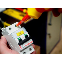 Диэлектрическая отвертка SL 0.8х4х100 мм SHTOK 09312