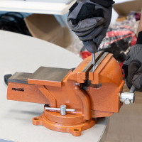 Слесарные тиски SPARTA 150 мм, поворотные, с наковальней 186275