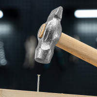 Слесарный молоток Без бренда 500 г,круглый боек,деревянная ручка 10240