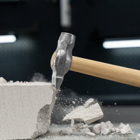 Слесарный молоток Без бренда 500 г,круглый боек,деревянная ручка 10240