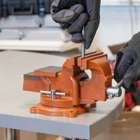 Слесарные поворотные тиски SPARTA 100 мм, с наковальней 186235