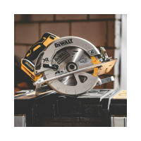 Дисковая пила DEWALT 18В XR DCS570N