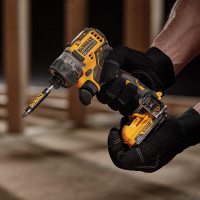 Шуруповерт DEWALT 12 В XR DCF601D2-QW