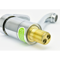 Одноручный смеситель для умывальника Juguni с гибкой подводкой 0402.945C