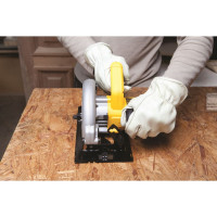 Дисковая пила DeWALT DWE 560