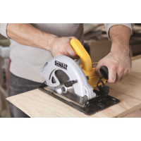 Дисковая пила DeWALT DWE 560