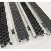 Грязезащитная придверная решетка ООО ПК ЦентрВход Эксперт резина-щетка, размер 390х590 мм 731EX05 731EX005