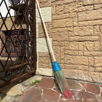 Метла ООО Агростройлидер полипропиленовая круглая трехкольцевая с черенком САД-14.04.1