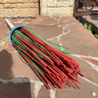 Метла ООО Агростройлидер полипропиленовая круглая трехкольцевая с черенком САД-14.04.1