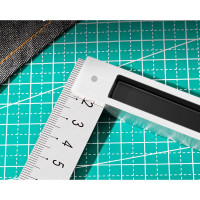 Треугольная стальная линейка DELI dl303150 нержавеющая сталь, алюминиевое основание 104520