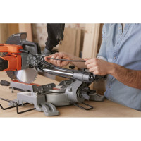 Торцовочная пила c протяжкой Black&Decker BES700