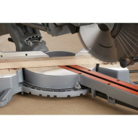 Торцовочная пила c протяжкой Black&Decker BES700