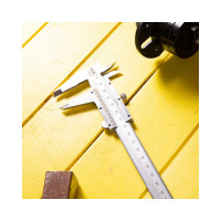 Штангенциркуль DELI 150мм DL92150 (Диапазон 0-150 мм, шаг 0,02мм, погрешность 0.08мм, углеродистая сталь, метрическая шкала, измеряет внутренний и внешний диаметры, глубину, шаг) 98297