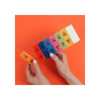 Таблетница-органайзер Onlitop 7 контейнеров по 2 секции 20х7,5х2,5 см Неделька утро/вечер с таблеторезом англ буквы цв накл ОТ 1528843