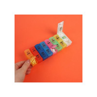 Таблетница-органайзер Onlitop 7 контейнеров по 2 секции 20х7,5х2,5 см Неделька утро/вечер с таблеторезом англ буквы цв накл ОТ 1528843