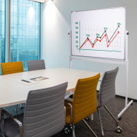 Магнитно-маркерная доска Staff ECO на стенде 90x120 см, 2-сторонняя 238143